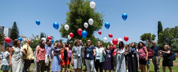 Cantors Release Balloons at Rimon School of Music